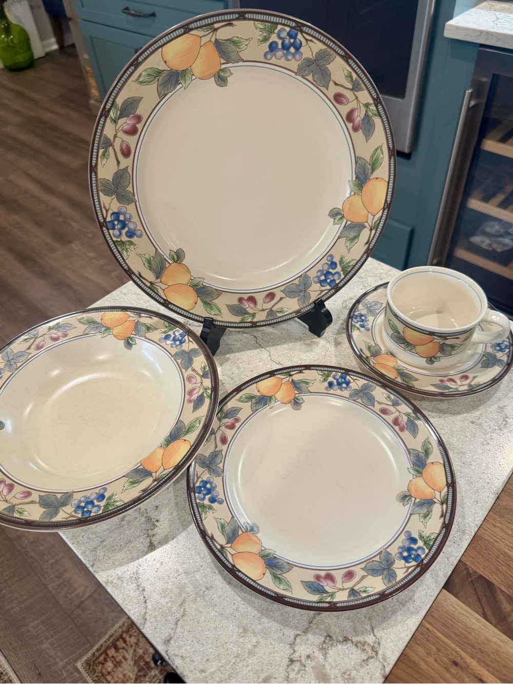 Mikasa Intaglio Garden Harvest 5 Piece Place Setting CAC29 Very Nice Set